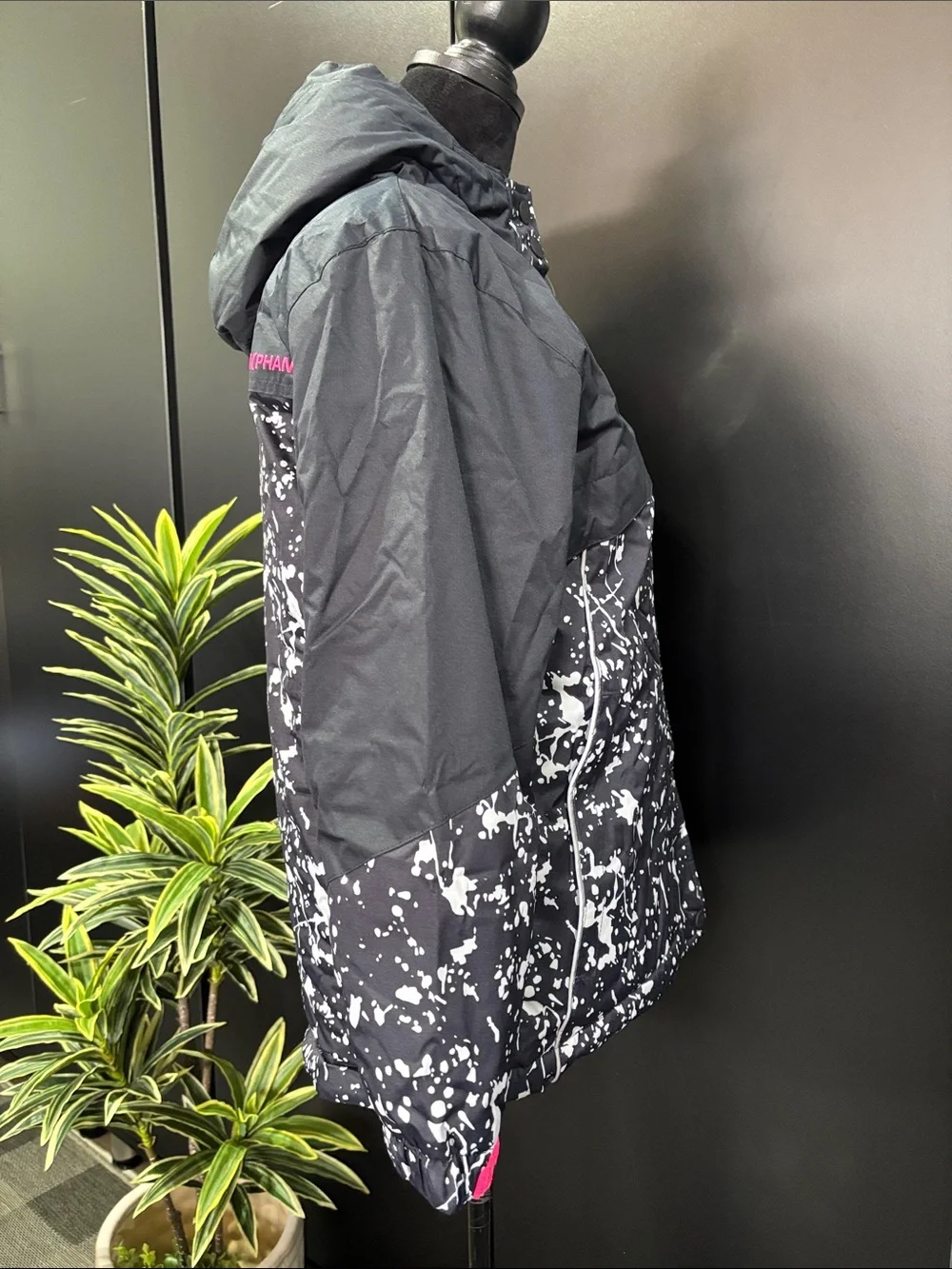 Hurley Phantom Snowboard coat,hood,powder skirt,heat mesh,cold seal,water resist
